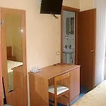 Roi Hotel *