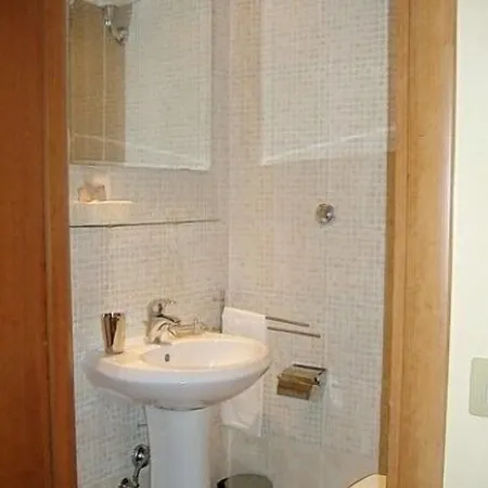 Roi Hotel *